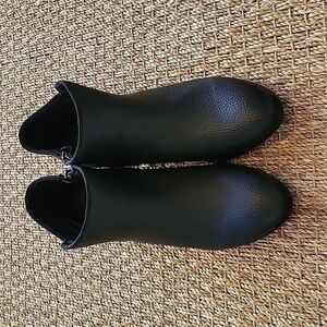 BOSTON DESIGN STUDIO black ankle boots. Pebble texture.  Size is 9 M.